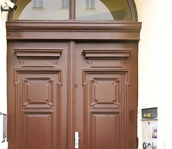 For 2 Near Karlskirche & U4 Metro Vienne