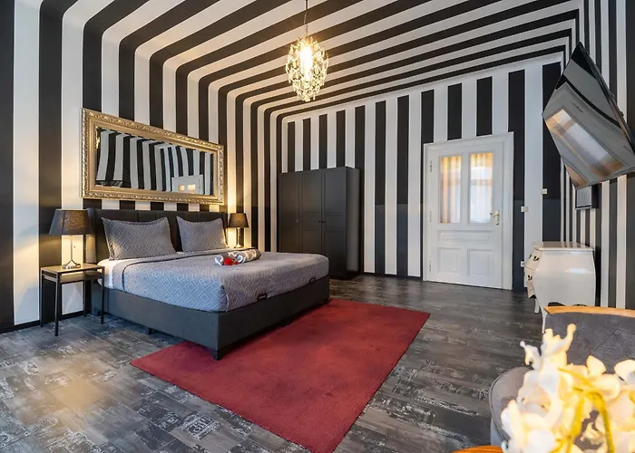 For 2 Near Karlskirche & U4 Metro *