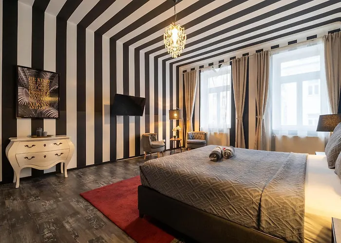 For 2 Near Karlskirche & U4 Metro *