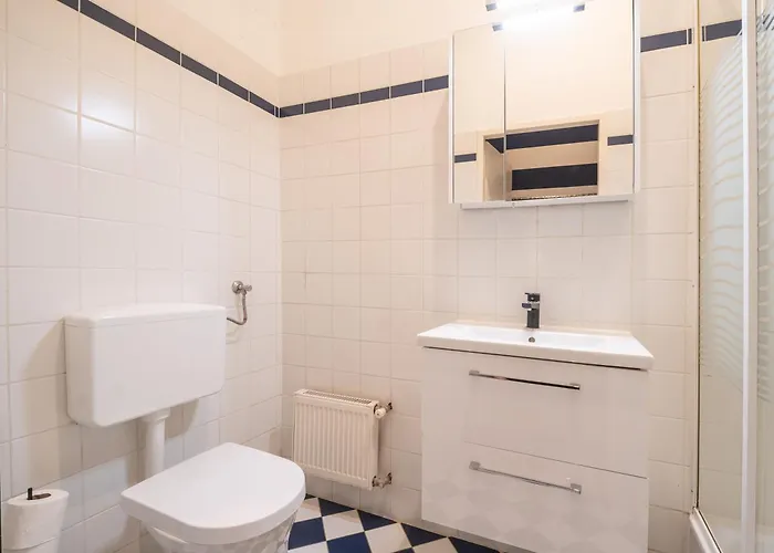 For 2 Near Karlskirche & U4 Metro