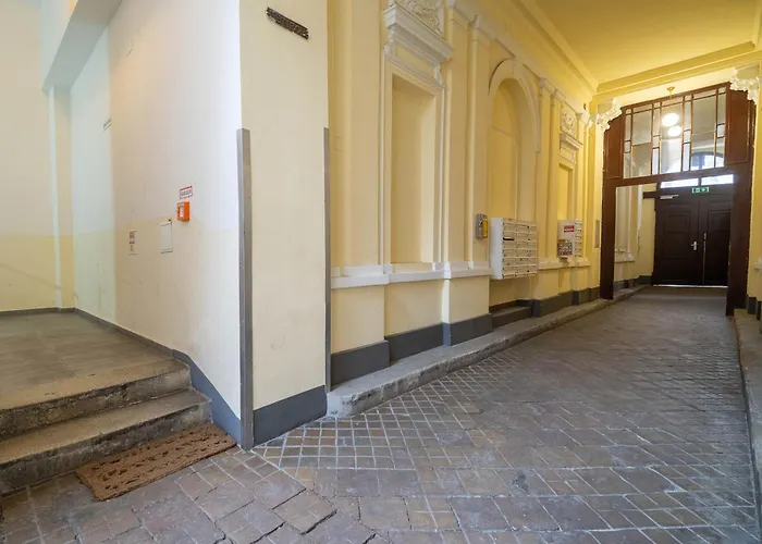 For 2 Near Karlskirche & U4 Metro *